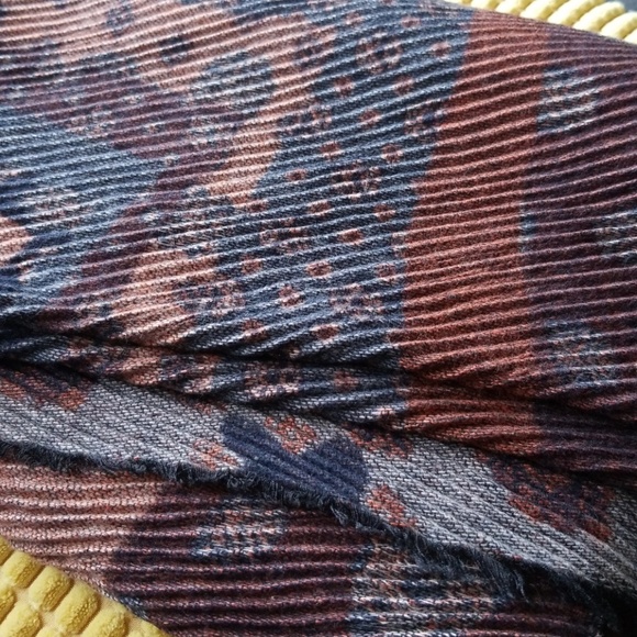NWT Geometric Warm Pleated Reversible Scarf - Picture 3 of 8